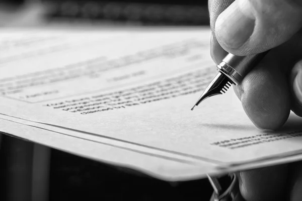 Signing paperwork with a fountain pen — Stock Photo, Image