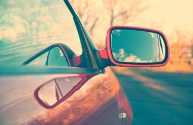 Arabalardan birinin kanat ayna