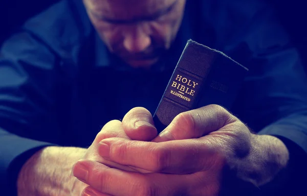 Homem segurando uma Bíblia Sagrada — Fotografia de Stock