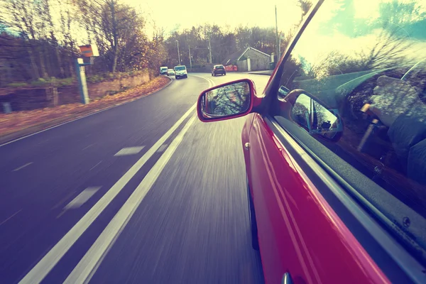 Um carro que se aproxima de uma segurança rodoviária — Fotografia de Stock