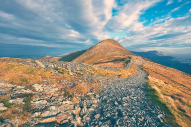 Bir dağ izinde sıcak güneş ışığı