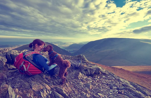 女性的徒步旅行者和她的狗休息 — 图库照片