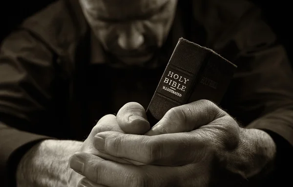Homem segurando uma Bíblia Sagrada — Fotografia de Stock
