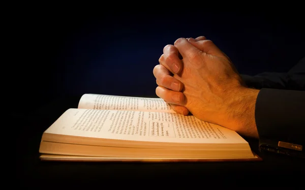 Člověk se modlí na holy bible — Stock fotografie