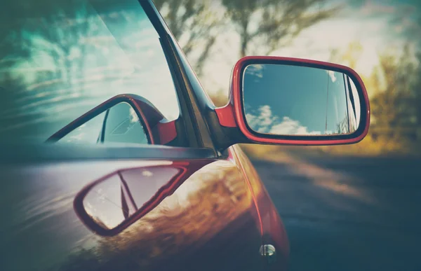 Křídlo zrcadlo zaparkované auto. — Stock fotografie