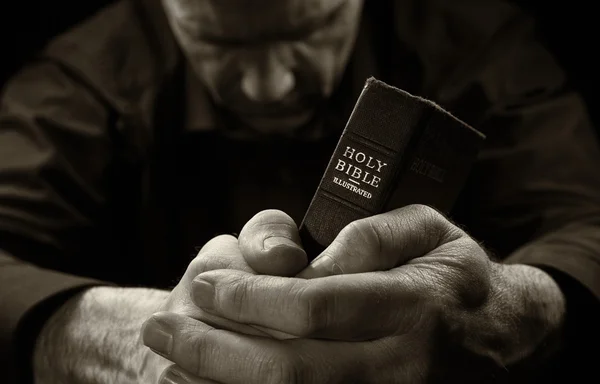 Muž, který držel Holy Bible Stock Fotografie