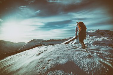 Kar üzerinde yürüyen uzun yürüyüşe çıkan kimse 