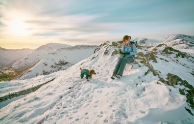 Dağlardaki dinlenme bir uzun yürüyüşe çıkan kimse