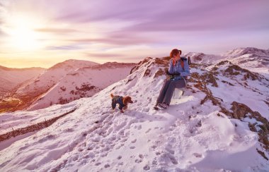 Dağlardaki dinlenme bir uzun yürüyüşe çıkan kimse