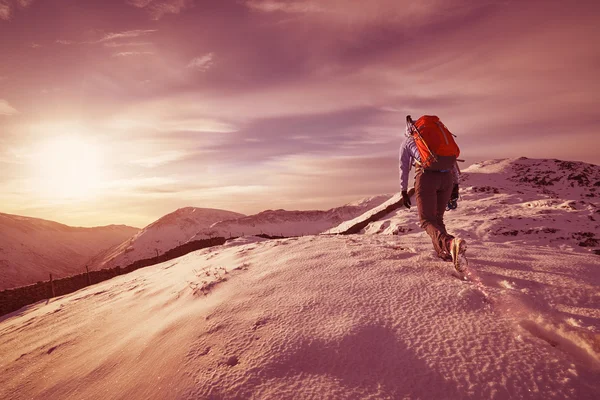 Fotvandrare gå över snö — Stockfoto