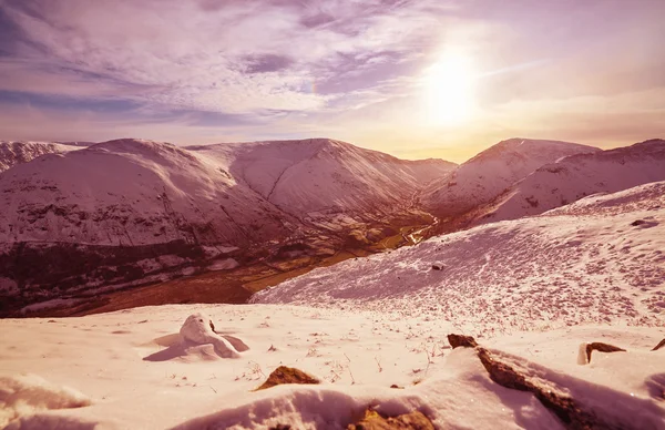 Vistas de montañas cubiertas de nieve — Foto de Stock