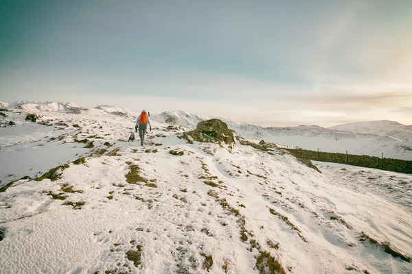 Pěší turistika po sněhem pokryté hory — Stock fotografie