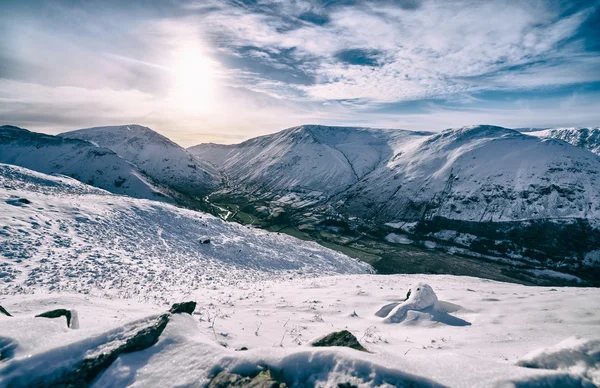 Blick auf schneebedeckte Berge — Stockfoto