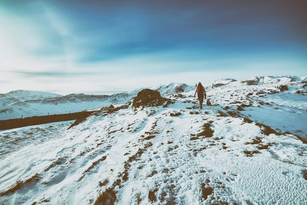 Karla kaplı Dağların üzerinden hiking — Stok fotoğraf