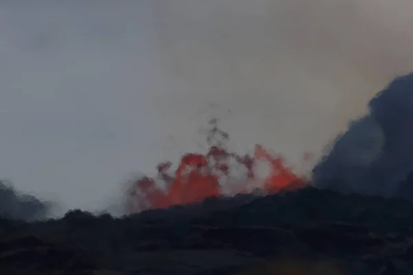 从空中俯瞰夏威夷州基劳厄火山喷发的景象 你可以看到天空中的巨大热量 — 图库照片