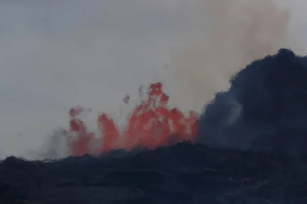 从空中俯瞰夏威夷州基劳厄火山喷发的景象 你可以看到天空中的巨大热量 — 图库照片