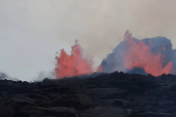 从空中俯瞰夏威夷州基劳厄火山喷发的景象 你可以看到天空中的巨大热量 — 图库照片