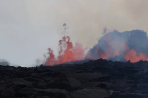 从空中俯瞰夏威夷州基劳厄火山喷发的景象 你可以看到天空中的巨大热量 — 图库照片