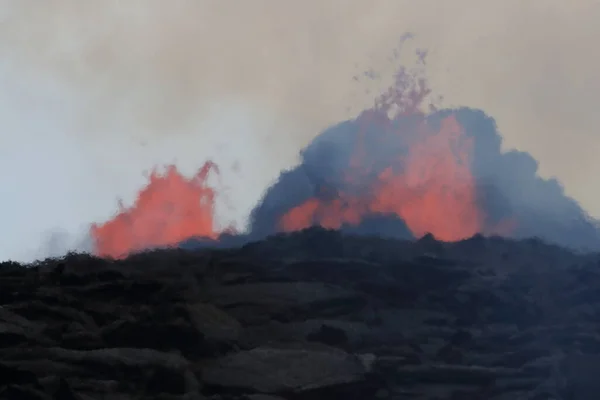 从空中俯瞰夏威夷州基劳厄火山喷发的景象 你可以看到天空中的巨大热量 — 图库照片