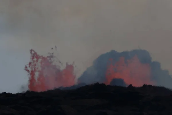 从空中俯瞰夏威夷州基劳厄火山喷发的景象 你可以看到天空中的巨大热量 — 图库照片