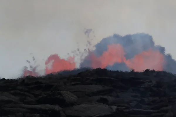 ハワイ島のキラウエア火山の噴火の空中からの眺め写真Fissure7大気中の巨大な熱を見ることができます — ストック写真
