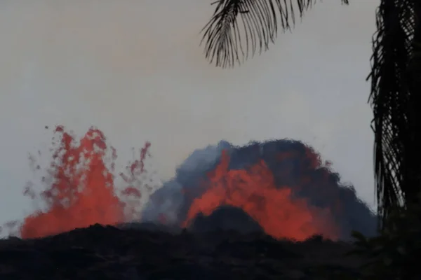 从空中俯瞰夏威夷州基劳厄火山喷发的景象 你可以看到天空中的巨大热量 — 图库照片