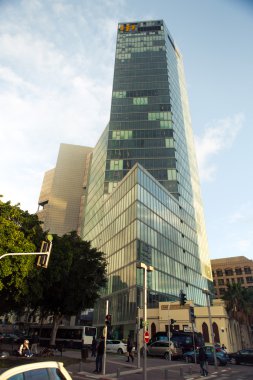 Tel Aviv, İsrail - Şubat, 2016: Rotschild bulvarında güzel güneşli cityscape. Şehir, en pahalı sokaklarda olmanın bir kentin ana turistik konumlar biridir.