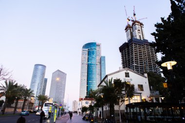 Tel Aviv - 15 Ağustos 2014: Eski ve modern binalar gece hip Sarona District.