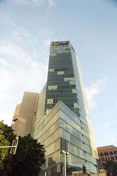 TEL AVIV, ISRAEL - Febrero, 2016: Hermoso paisaje urbano soleado en el bulevar Rotschild. Es una de las calles más caras de la ciudad, siendo una de las principales atracciones turísticas de la ciudad . — Foto de Stock