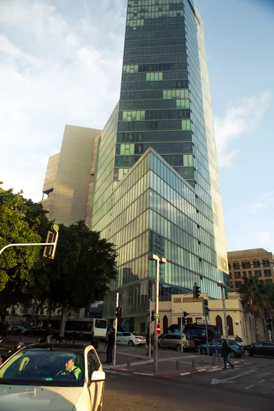 Tel Aviv, İsrail - Şubat, 2016: Rotschild bulvarında güzel güneşli cityscape. Şehir, en pahalı sokaklarda olmanın bir kentin ana turistik konumlar biridir.