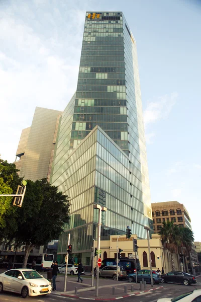 TEL AVIV, ISRAEL - Febrero, 2016: Hermoso paisaje urbano soleado en el bulevar Rotschild. Es una de las calles más caras de la ciudad, siendo una de las principales atracciones turísticas de la ciudad . — Foto de Stock