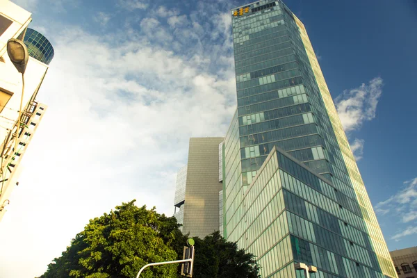 Tel Aviv, İsrail - Şubat, 2016: Rotschild bulvarında güzel güneşli cityscape. Şehir, en pahalı sokaklarda olmanın bir kentin ana turistik konumlar biridir.