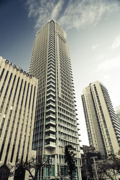 TEL AVIV, ISRAEL - Febrero, 2016: Hermoso paisaje urbano soleado en el bulevar Rotschild. Es una de las calles más caras de la ciudad, siendo una de las principales atracciones turísticas de la ciudad . — Foto de Stock