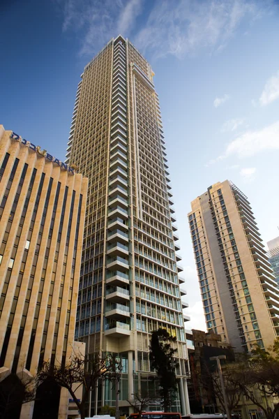 TEL AVIV, ISRAEL - Febrero, 2016: Hermoso paisaje urbano soleado en el bulevar Rotschild. Es una de las calles más caras de la ciudad, siendo una de las principales atracciones turísticas de la ciudad . — Foto de Stock