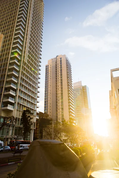 Tel Aviv, İsrail - Şubat, 2016: Rotschild bulvarında güzel güneşli cityscape. Şehir, en pahalı sokaklarda olmanın bir kentin ana turistik konumlar biridir.
