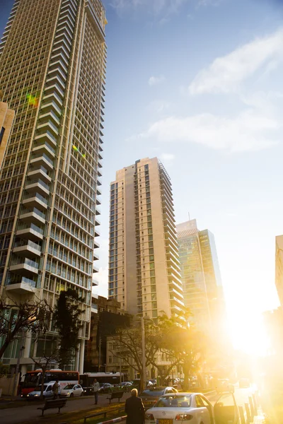 Tel Aviv, Izrael - únor, 2016: Krásné slunné panoráma na bulváru Rotschild. Je to jeden z nejdražších ulic ve městě, je jedním z městských hlavní turistické atrakce. — Stock fotografie