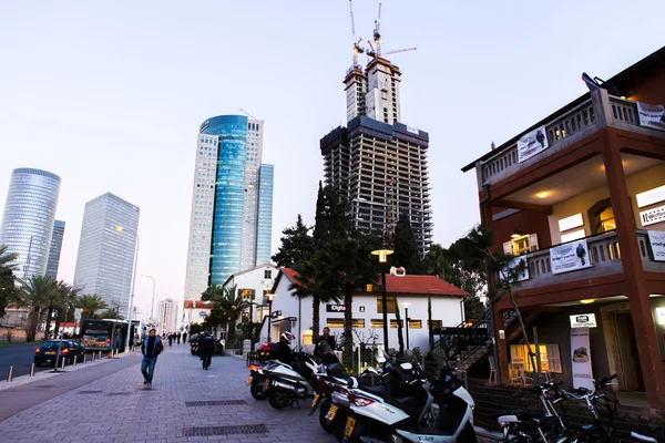 Tel Aviv - 15 Ağustos 2014: Eski ve modern binalar gece hip Sarona District.
