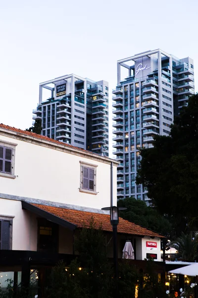 Tel Aviv - 15 Ağustos 2014: Eski ve modern binalar gece hip Sarona District.