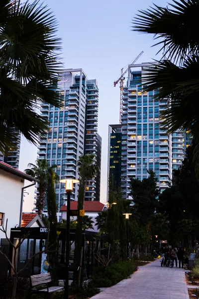 TEL AVIV - 15 AOÛT 2014 : Bâtiments anciens et modernes la nuit dans le quartier branché de Sarona . — Photo