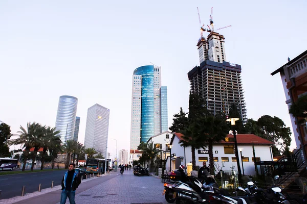 Tel Aviv - 15 Ağustos 2014: Eski ve modern binalar gece hip Sarona District.