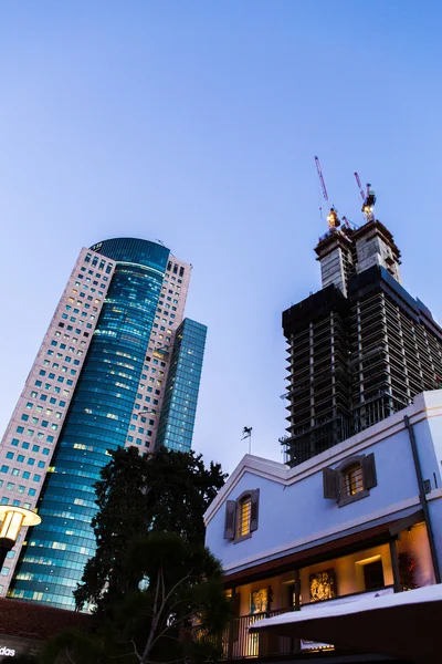 Tel Aviv - 15 Ağustos 2014: Eski ve modern binalar gece hip Sarona District.