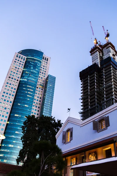 Tel aviv - 15. August 2014: alte und moderne Gebäude in der Nacht im hippen Viertel Sarona. — Stockfoto