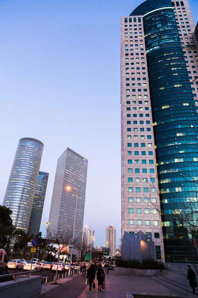 Tel Aviv - 15 Ağustos 2014: Eski ve modern binalar gece hip Sarona District.