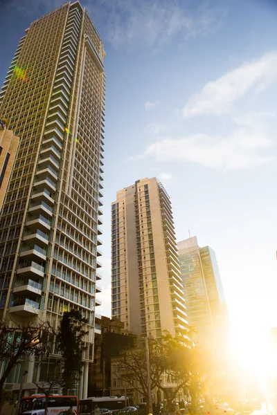 TEL AVIV, ISRAEL - Février 2016 : Beau paysage urbain ensoleillé sur le boulevard Rotschild. C'est l'une des rues les plus chères de la ville, étant l'une des principales attractions touristiques de la ville. . Images De Stock Libres De Droits