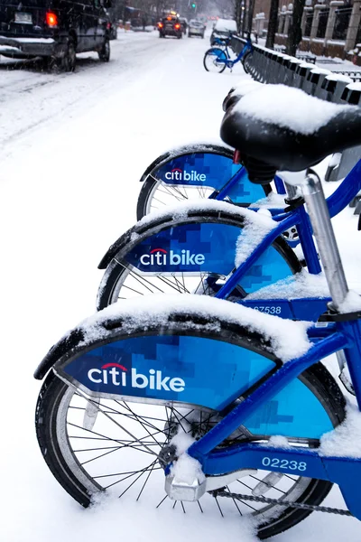 Bicicletas en el aparcamiento de bicicletas en Nueva York — Foto de Stock