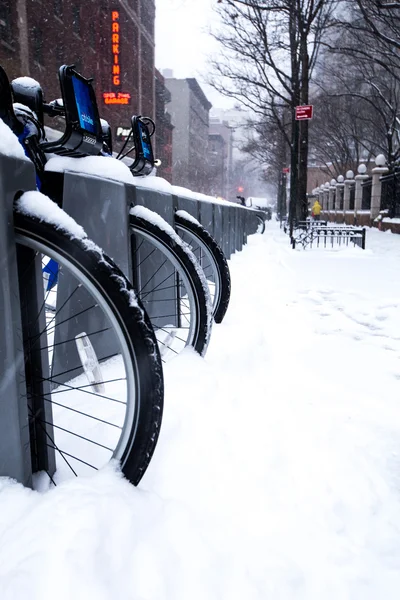Bicicletas en el aparcamiento de bicicletas en Nueva York — Foto de Stock