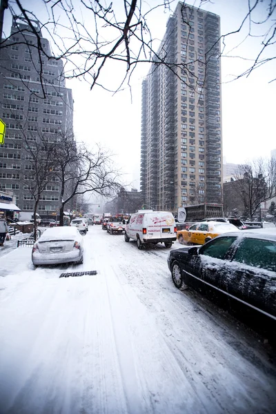 Trafic pe un drum înzăpezit în New York — Fotografie, imagine de stoc