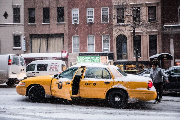 Taxi en Snowy Nueva York — Foto de Stock