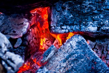 Sıcak kömür ateşinde