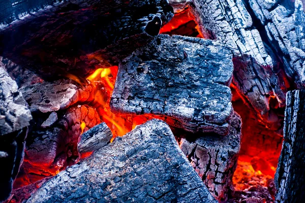 Heiße Kohle im Feuer — Stockfoto